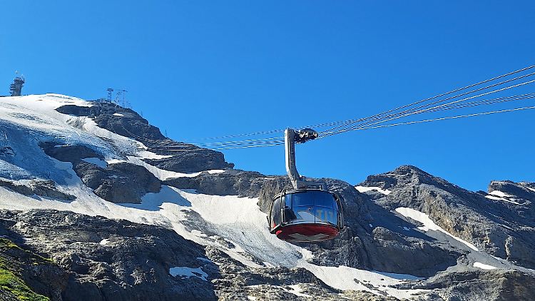 Mit Folien soll, wie hier am Titlisgletscher, Schnee und Eis vor der Sommersonne geschützt werden.