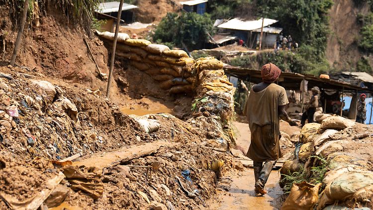 Kamituga, ist eine abgelegene, aber dennoch belebte Goldgräberstadt mit etwa 300.000 Einwohnerinnen und Einwohnern. 