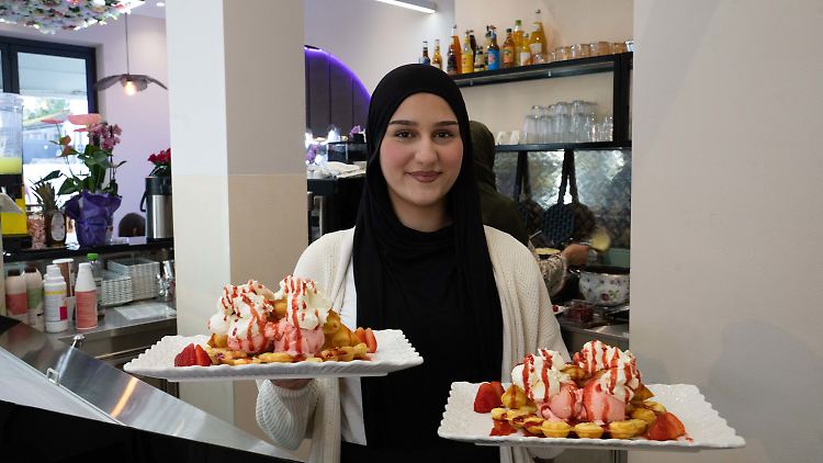 Sumeja Zumberi geht noch zur Schule. Nach dem Abschluss möchte sie Lehrerin werden und das Café weiter führen.
