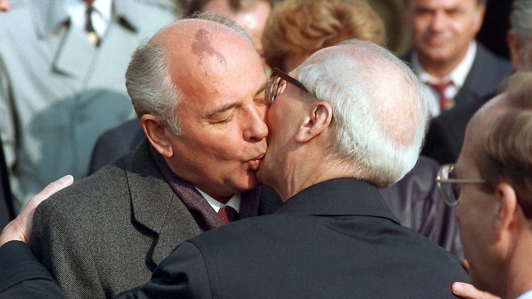 Der sowjetische Staatschef Michail Gorbatschow (l.) und der Staatsratsvorsitzende Erich Honecker bei den Feierlichkeiten zum 40. Jahrestag der DDR im Oktober 1989 in Ost-Berlin. 