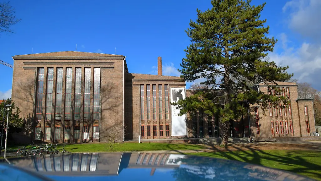 Das-Gebaeude-des-Dieselkraftwerkes-mit-dem-Brandenburgischen-Landesmuseum-fuer-moderne-Kunst-BLMK