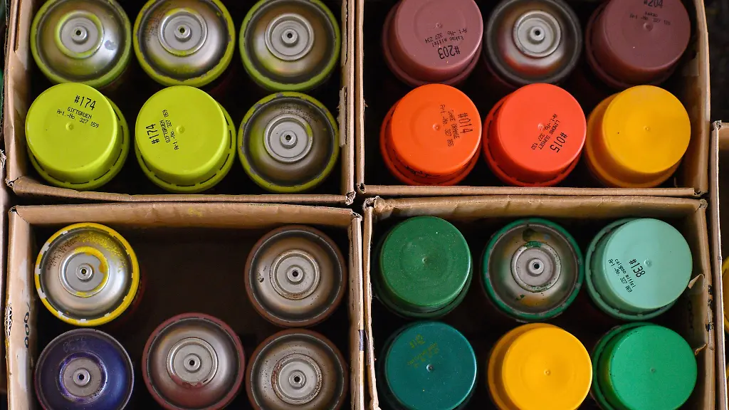 Farbdosen-stehen-in-mehreren-Kisten-bereit