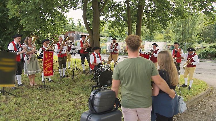 Mutterkuhhalter Marcel überrascht seine Jasmin mit einer kompletten Blaskapelle.
