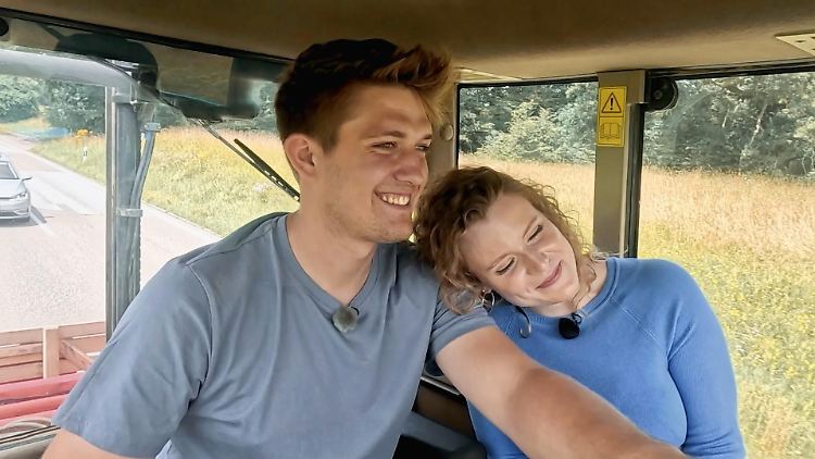 Milchviehhalter Yannik und Studentin Michelle kommen sich schnell näher.