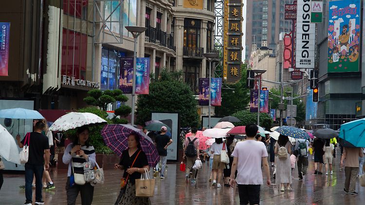 Chinas Konsumenten sind verunsichert und sparen. Das bekommen auch die DAX-Konzerne zu spüren.
