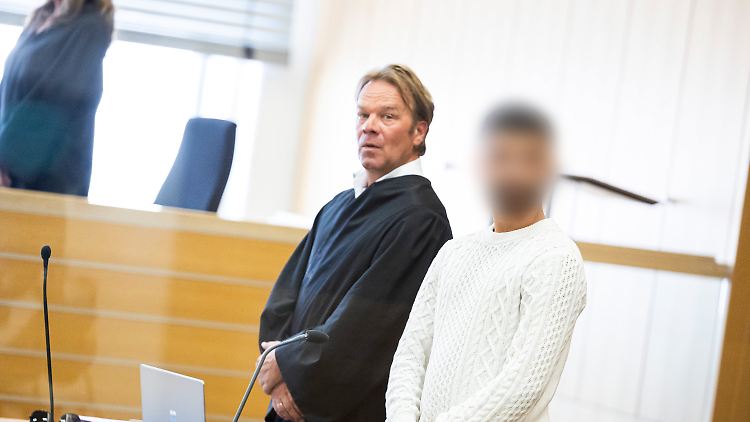 Der Angeklagte (r.) steht vor Verhandlungsbeginn im Landgericht Braunschweig neben seinem Anwalt. 