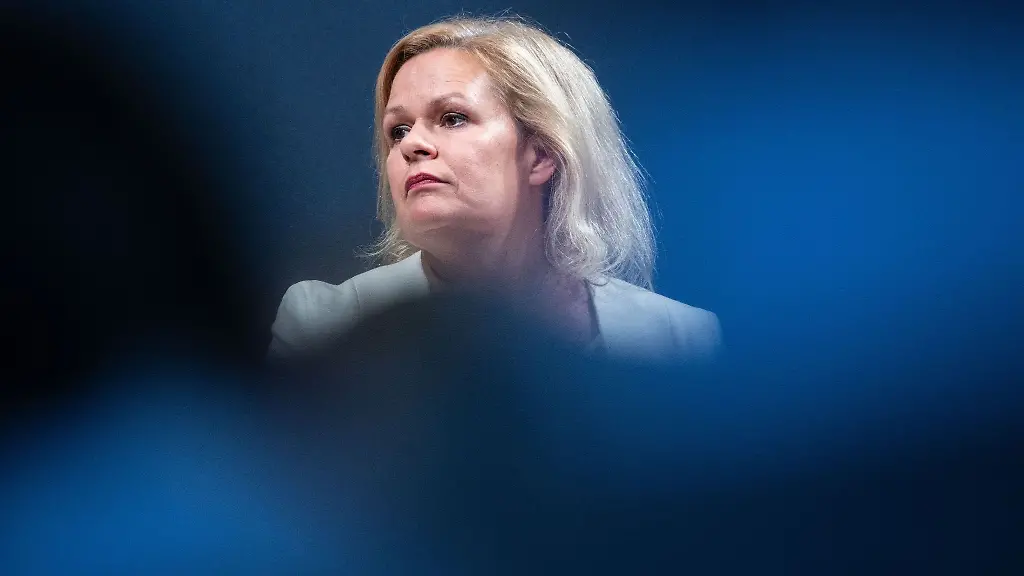 Spitzenkandidatin-fuer-die-Landtagswahl-Nancy-Faeser-steht-auf-der-Buehne