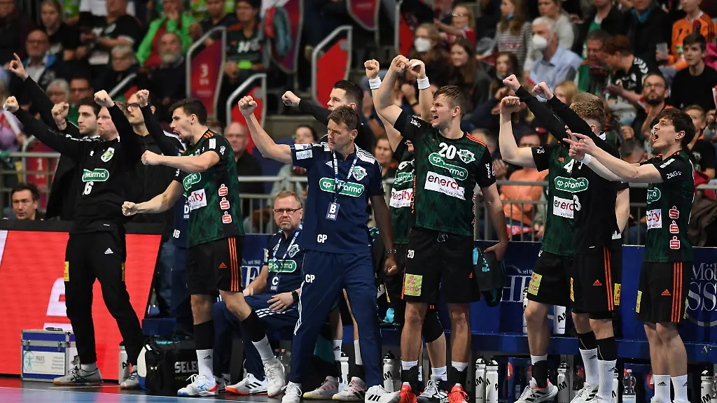 Hannovers-Trainer-Christian-Prokop-M-und-Spieler-jubeln-nach-einem-Tor