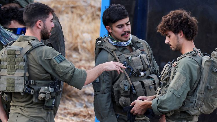 Israelische Soldaten bereiten sich auf ihren Einsatz im Libanon vor. 