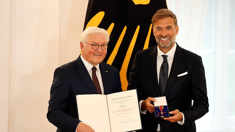 Bundespräsident Steinmeier (l.) konnte Klopp in Berlin treffen.