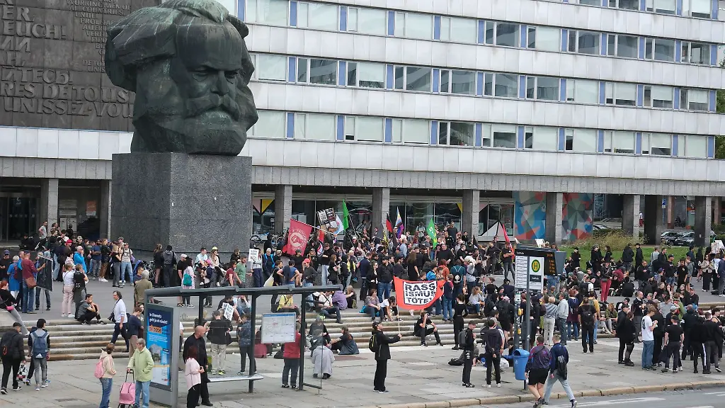 Teilnehmer-einer-linken-Demonstration-versammeln-sich-am-Karl-Marx-denkmal