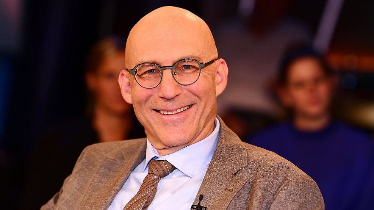 Ein bisschen autobiografisch, aber dennoch aus der Perspektive der Frau: Ewald Arenz erzählt in "Zwei Leben" vor allem vom Weitermachen. 