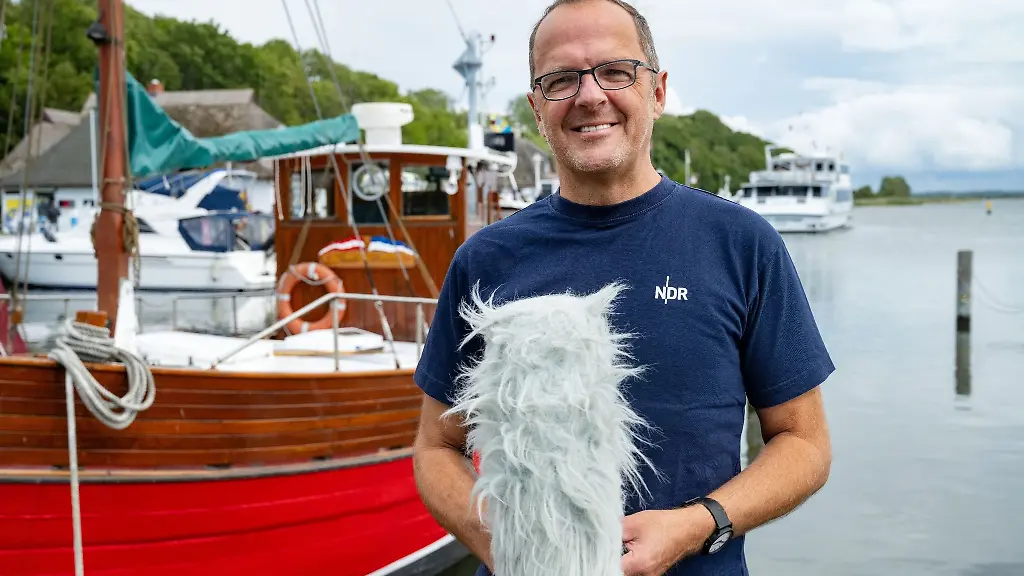 Stefan-Kreibohm-NDR-Wetterexperte-steht-im-Hafen-auf-der-Insel-Hiddensee