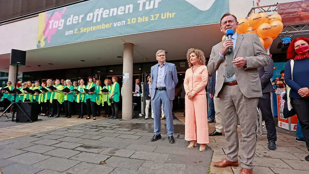 Ministerpraesident-Bodo-Ramelow-steht-beim-Tag-der-offenen-Tuer-vor-dem-Landtagsgebaeude-und-begruesst-die-Gaeste