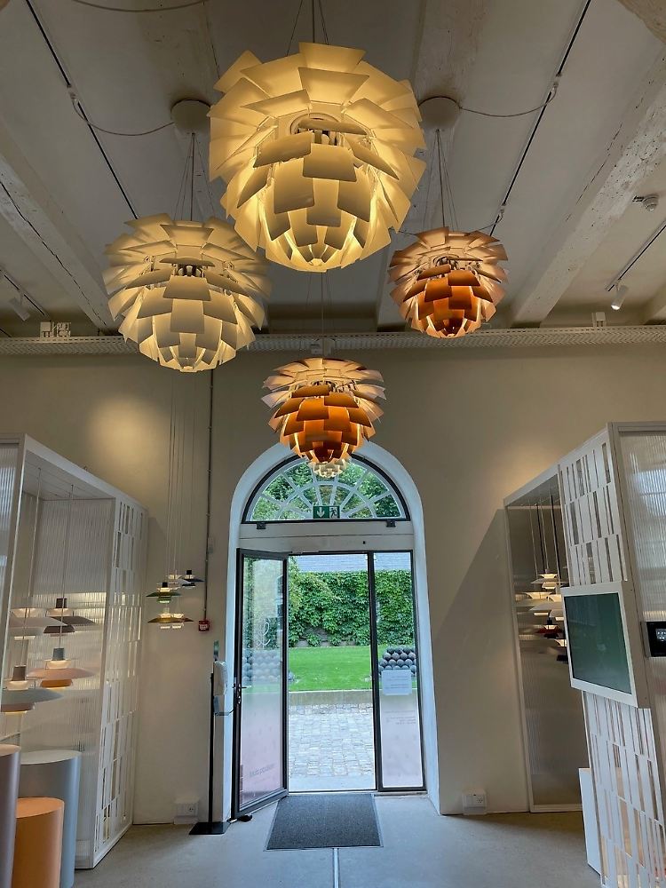 Moderne Klassiker haben ihren Preis. Sind dafür aber auch ewig schön. - der Klassiker - die Lampe - im Louis Poulsen Store.