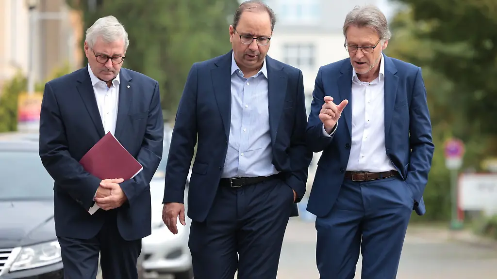 Juergen-Ude-Keyvan-Esfarjani-und-Uni-Rektor-Jens-Strackeljan-v-l-gehen-ueber-den-Campus-der-Otto-von-Guericke-Universitaet