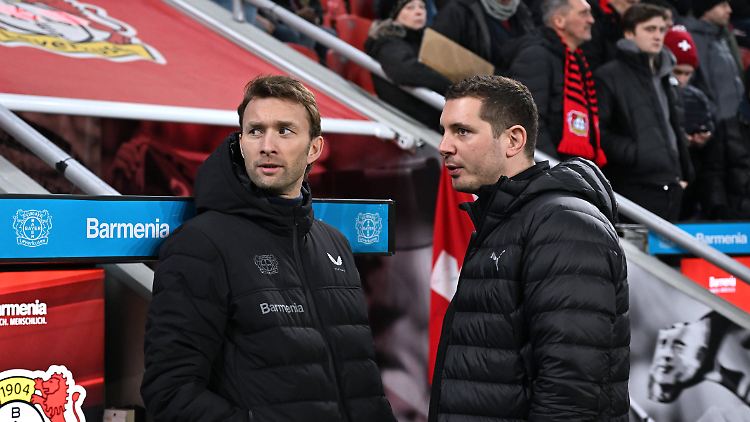 Nils Schmadtke (r.) besucht im Januar 2024 als Gladbach-Funktionär Simon Rolfes und Bayer Leverkusen.