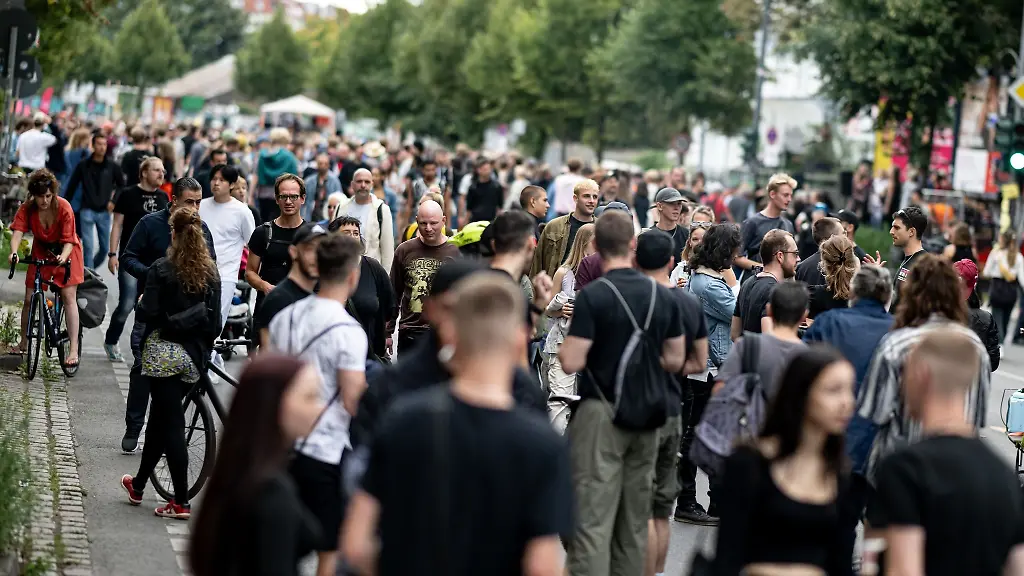 Zahlreiche-Menschen-nehmen-an-der-Demonstration-der-Berliner-Clubcommission-gegen-den-geplanten-Ausbau-der-A100-teil
