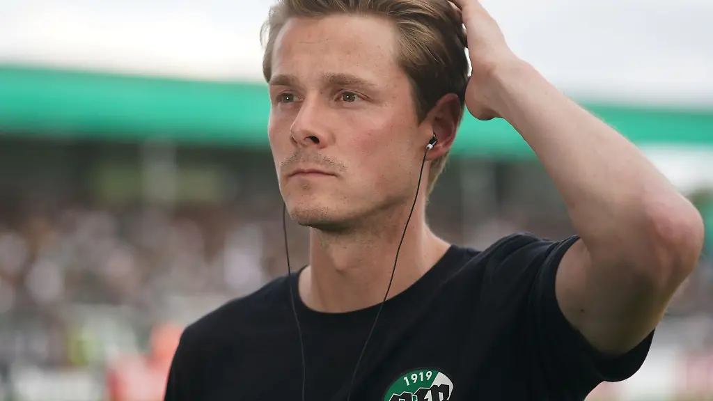 Luebecks-Trainer-Lukas-Pfeiffer-im-Interview