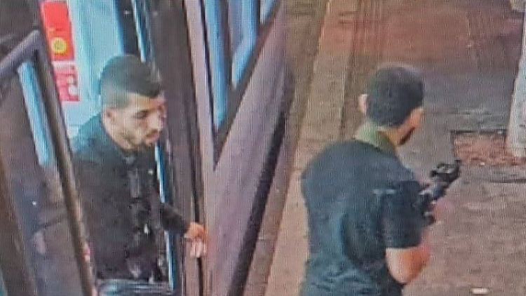 Kameraaufnahmen zeigen bewaffnete Männer beim Verlassen der Straßenbahn.
