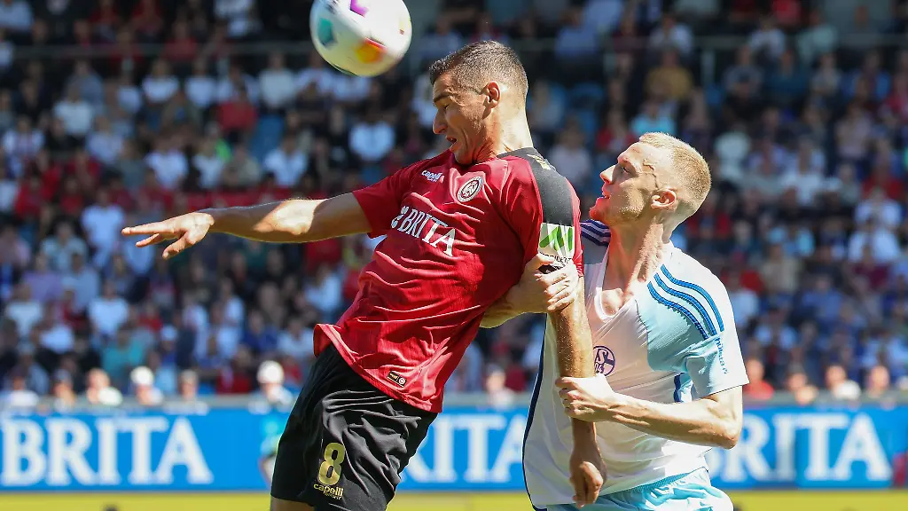 Ivan-Prtajin-SV-Wehen-Wiesbaden-18-kommt-vor-Timo-Baumgartl-FC-Schalke-25-mit-dem-Kopf-an-den-Ball