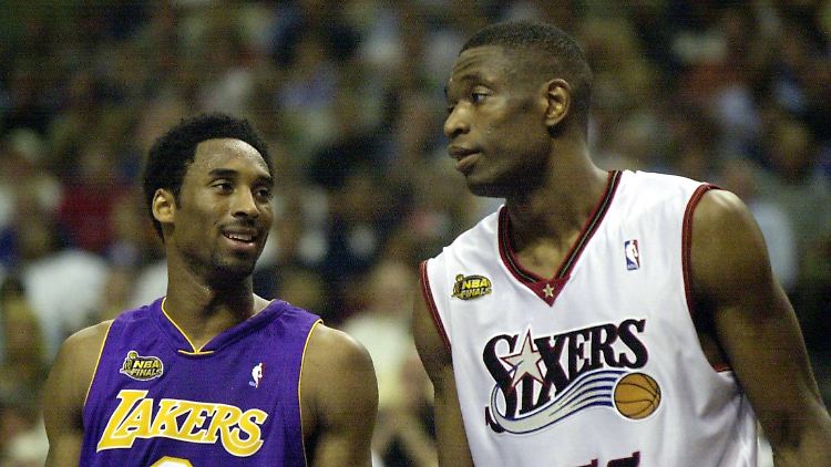 Dikembe Mutombo (r.) und Kobe Bryant.