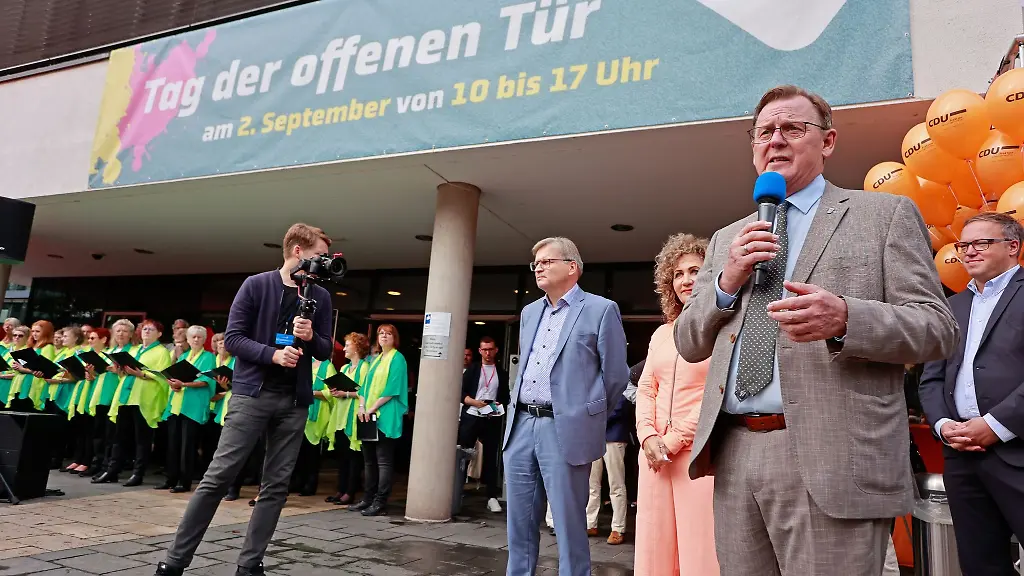 Ministerpraesident-Bodo-Ramelow-Linke-steht-zur-Eroeffnung-des-Tages-der-offenen-Tuer-vor-dem-Landtagsgebaeude-und-begruesst-die-Gaeste