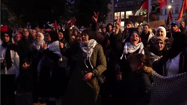 Die Berliner Polizei äußerte sich bislang zurückhaltend über die Reaktionen der Demonstranten.