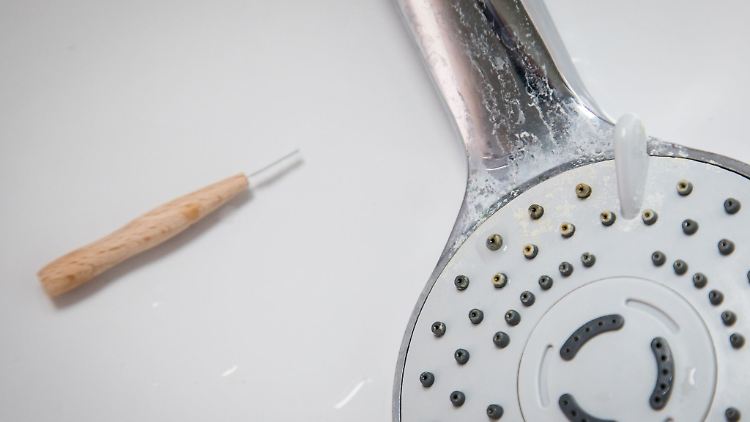 Kalk verstopft die feinen Düsen am Duschkopf und lässt den Wasserstrahl schwächer werden.
