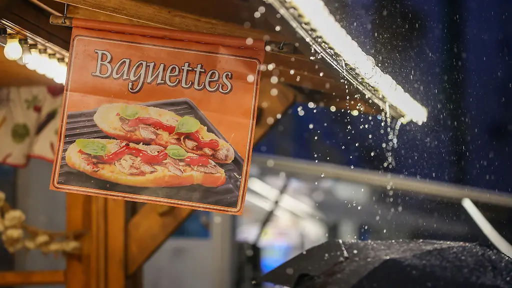 Regen-tropft-beim-Tag-der-Sachsen-vom-Dach-einer-Imbissbude-auf-einen-Regenschirm