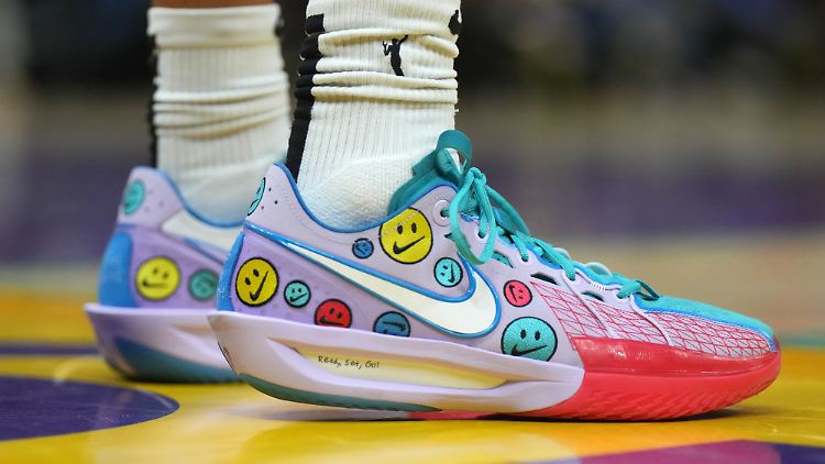 Bei Nike soll die gute Laune zurückkommen "Ein Comeback dieses Ausmaßes braucht Zeit, aber wir sehen erste Erfolge", dämpft Finanzchef Friend die Erwartungen.