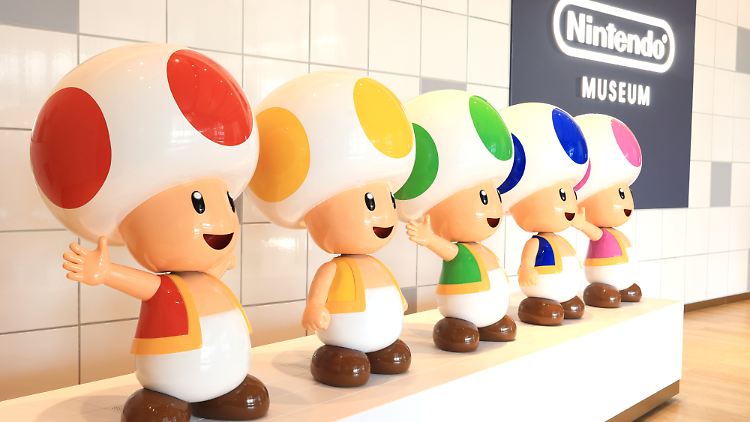 Bunte Toad-Figuren schmücken das Nintendo-Museum. In Japan heißt die beliebte Gestalt aus der Nintendo-Welt "Kinopio". 