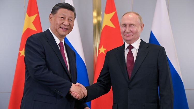 Putin (r.) und Xi am Rande des Gipfeltreffens der Shanghaier Organisation für Zusammenarbeit in Kasachstan im Juli. 