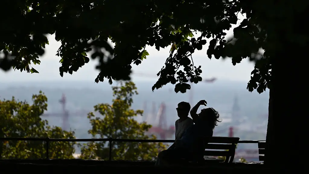 Zwei-Frauen-sitzen-auf-dem-Frankfurter-Lohrberg-im-Schatten-einer-Kastanie