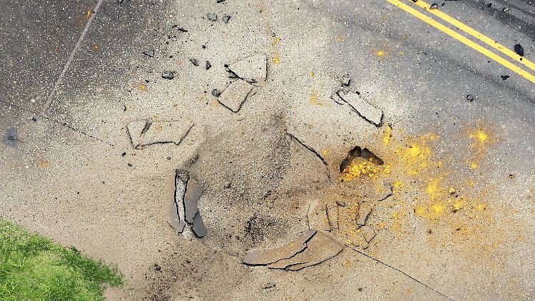 Nach der Explosion klafft auf der Landebahn des Flughafens Miyazaki ein großes Loch.