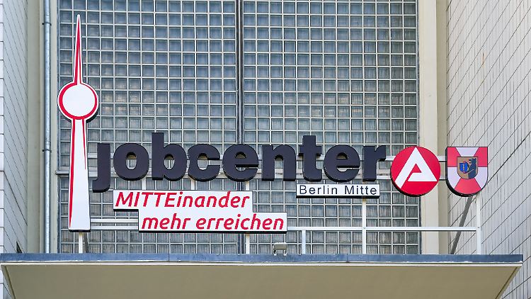 Wer einen Termin im Jobcenter versäumt, soll ab kommendem Jahr einen Monat lang 30 Prozent weniger Bürgergeld erhalten.