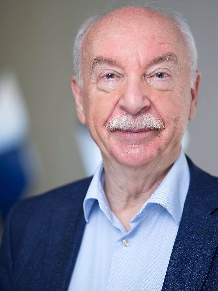 Professor Dr. Gerd Gigerenzer ist ein international renommierter Psychologe, emeritierter Direktor des Max-Planck-Instituts für Bildungsforschung und Direktor des Harding-Zentrums für Risikokompetenz. Das Gottlieb Duttweiler Institut zählt ihn zu den 100 einflussreichsten Denkern der Welt.