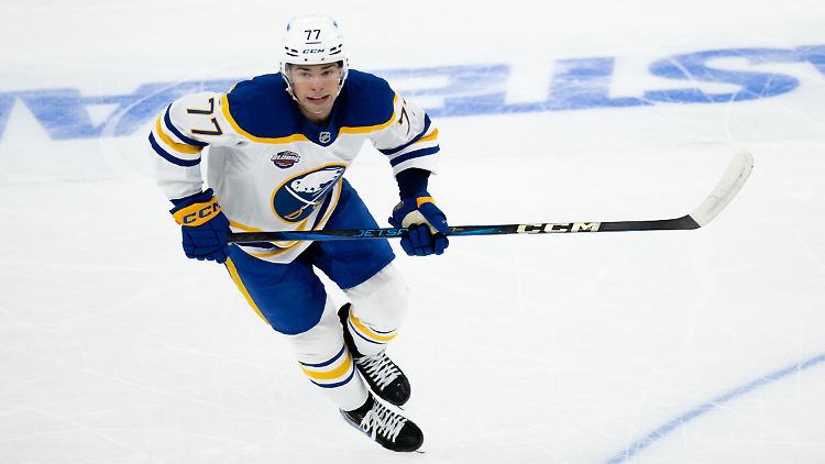 Mit 22 Jahren steht Peterka nun im Mittelpunkt in der NHL.