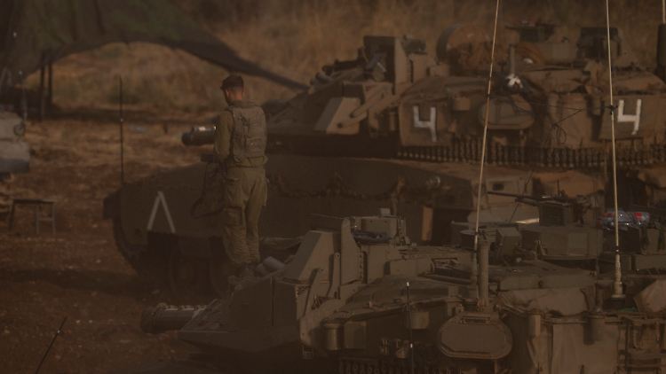 Israelische Kampfpanzer sammeln sich am Dienstag entlang der israelisch-libanesischen Grenze. 