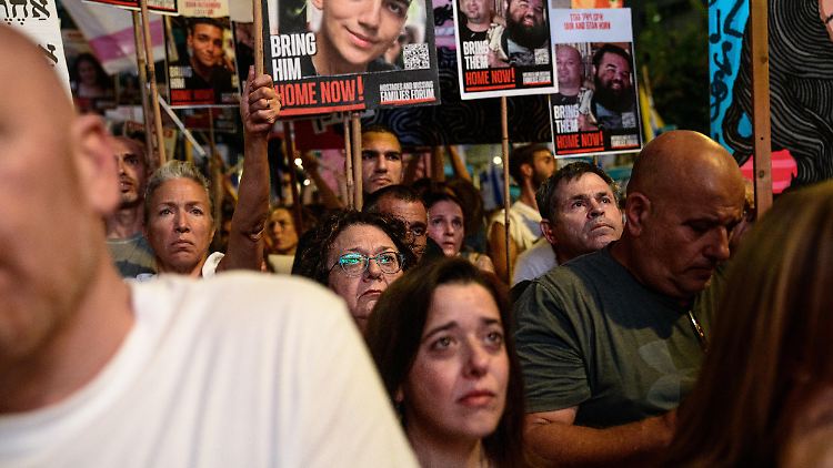 Regelmäßig fordern Demonstranten in Tel Aviv und im Rest des Landes, dass die Regierung die Befreiung der Geiseln zur Priorität erhebt.