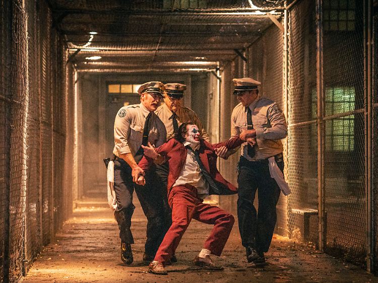Von den Bürgern Gotham Citys wird der Joker gefeiert. Im Knast dagegen wird er schikaniert.