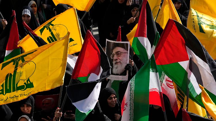 Aufgeheizte Stimmung in Teheran: Demonstranten bejubeln den iranischen Raketenangriff auf Israel. 