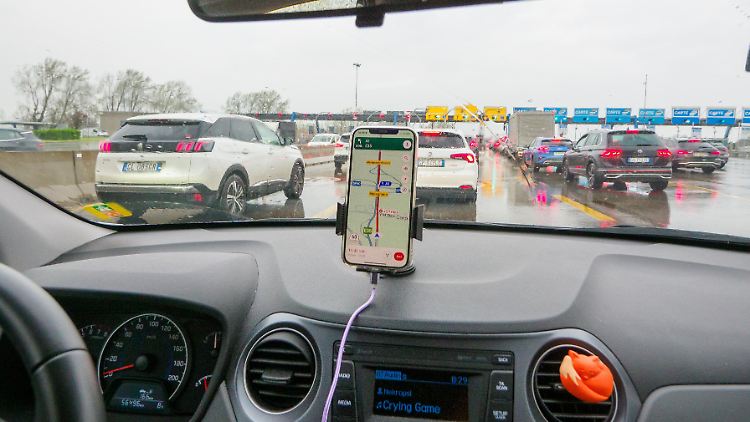 Wenn man erst im Stau steckt, ist ein entsprechender Hinweis im Navigationsgerät kaum noch hilfreich.