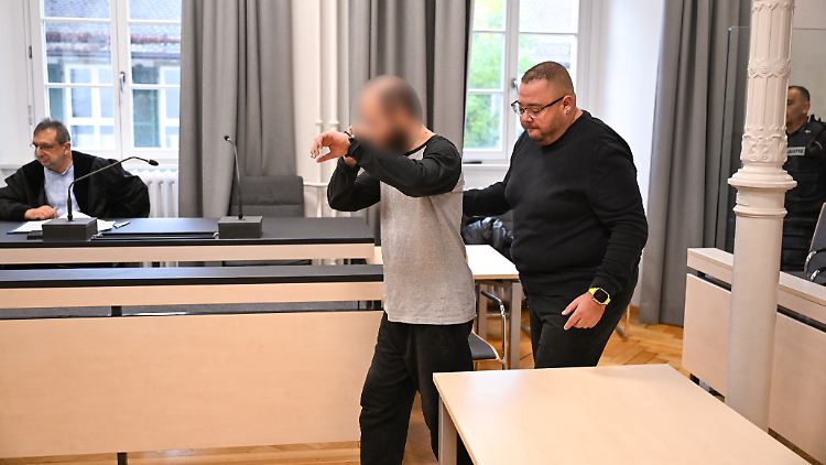 Der 34-jährige Angeklagte betritt in Handschellen den Gerichtssaal in Ravensburg.