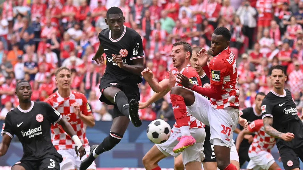 Der-Mainzer-Edmilson-Fernandes-r-spielt-gegen-Frankfurts-Randal-Kolo-Muani-M