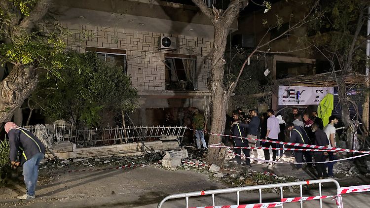 Das getroffene Wohnhaus in Damaskus. Seit dem Beginn des syrischen Bürgerkriegs im Jahr 2011 hat Israel hunderte Luftangriffe auf Syrien geflogen.
