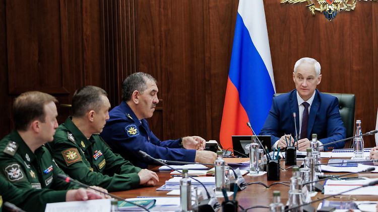 Russlands Verteidigungsminister Andrej Beloussow im September bei einem Meeting zur Sicherheit unter anderem in Belgorod.