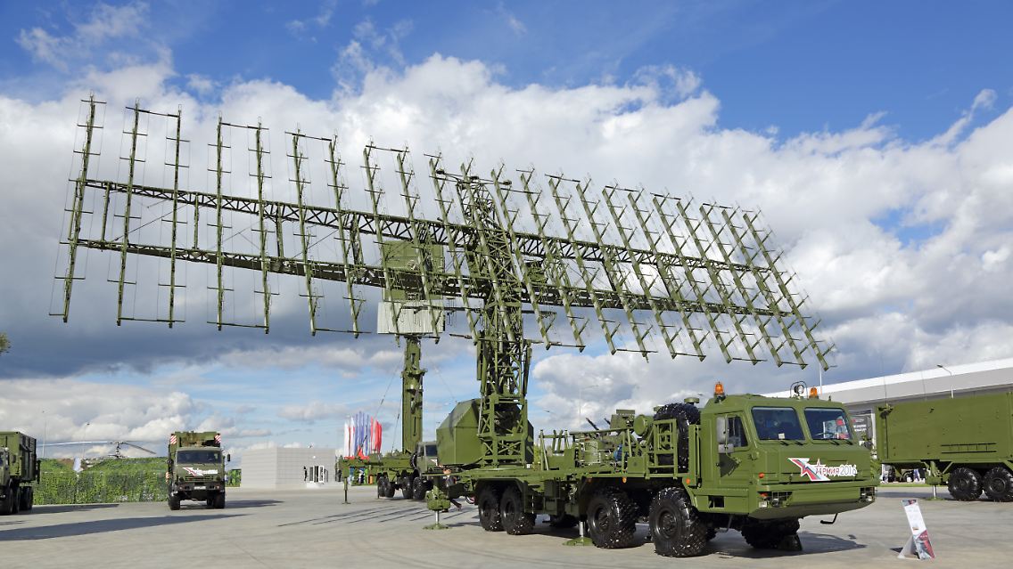Dieses Foto von 2016 zeigt ein Radar-System des Typs "Nebo-M". Es kann laut Hersteller-Angaben auch Tarnkappen-Jets der USA erkennen.