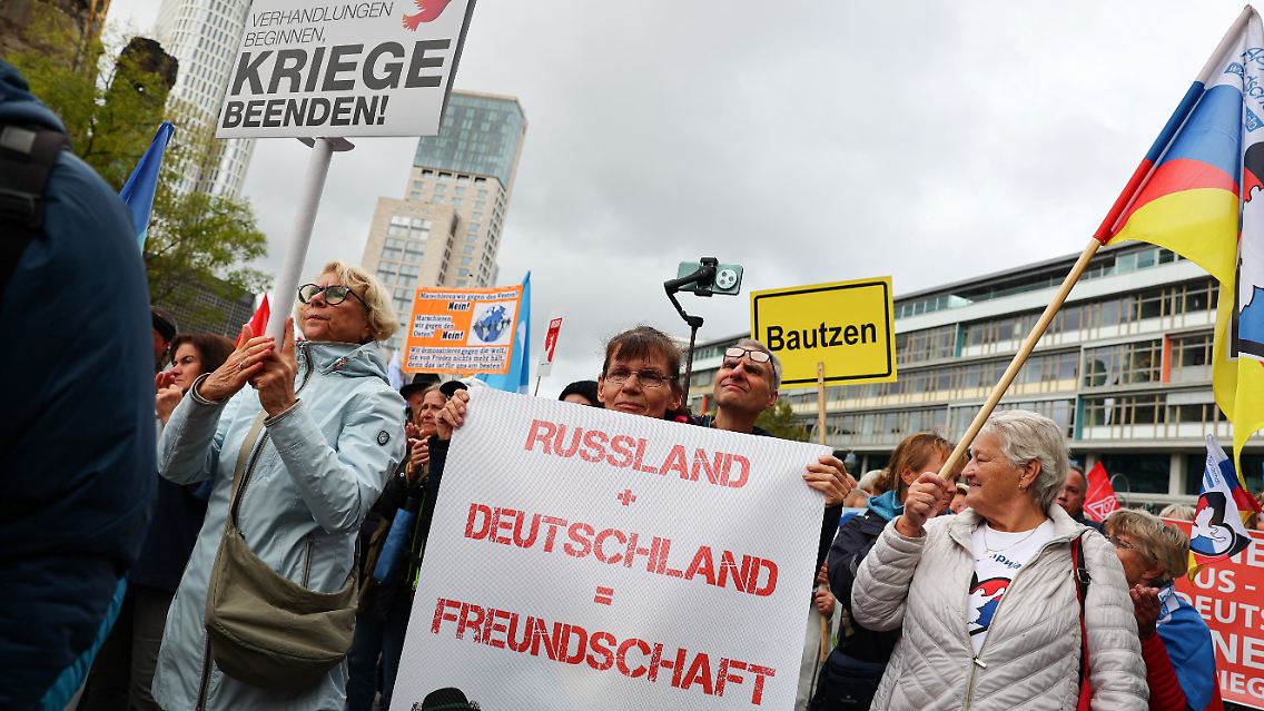 Bei einer Großdemo gegen Waffenlieferungen geht es durch Berlin.