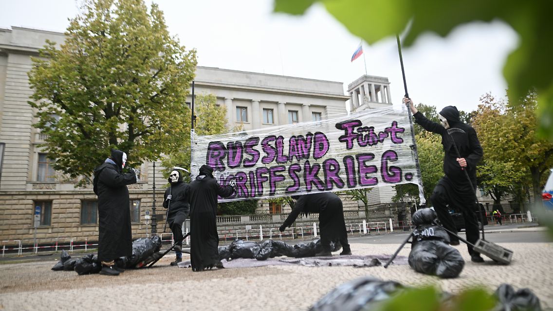 Derweil gibt es vor der russischen Botschaft eine Gegen-Demo: "Russland führt Angriffskrieg"